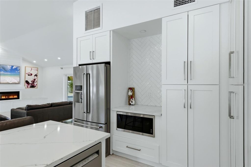 Image 19 of property listing at 2473 RINGLING BOULEVARD, Sarasota, FL 34237