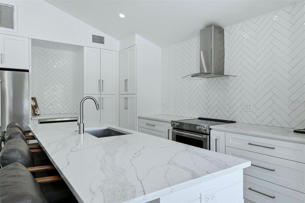 Image 20 of property listing at 2473 RINGLING BOULEVARD, Sarasota, FL 34237