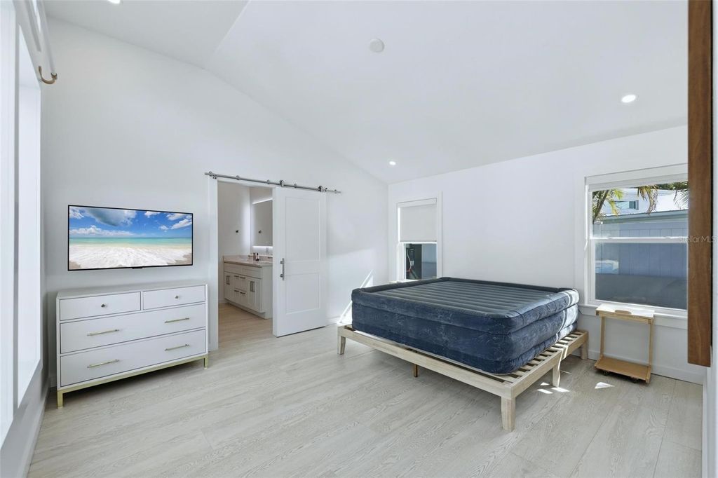 Image 31 of property listing at 2473 RINGLING BOULEVARD, Sarasota, FL 34237