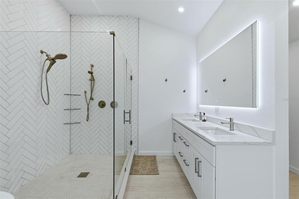 Image 32 of property listing at 2473 RINGLING BOULEVARD, Sarasota, FL 34237