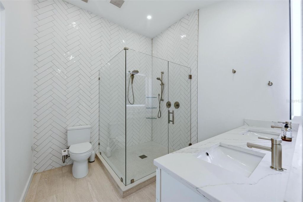 Image 33 of property listing at 2473 RINGLING BOULEVARD, Sarasota, FL 34237