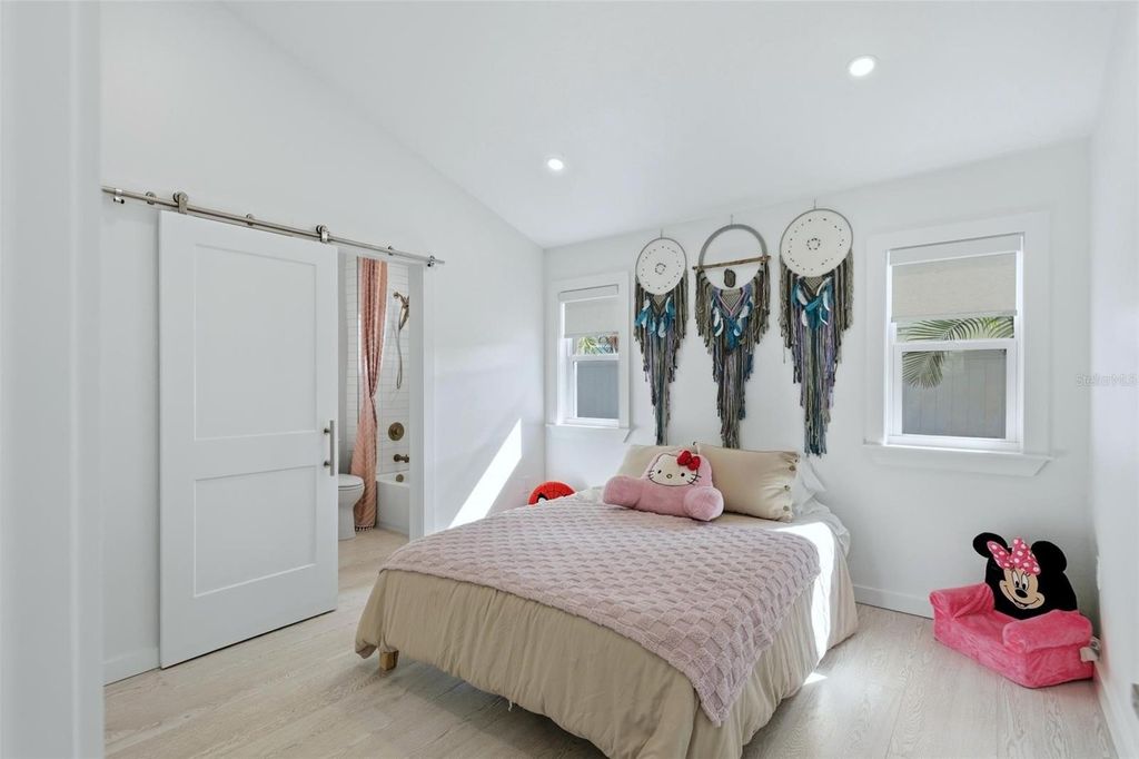 Image 34 of property listing at 2473 RINGLING BOULEVARD, Sarasota, FL 34237