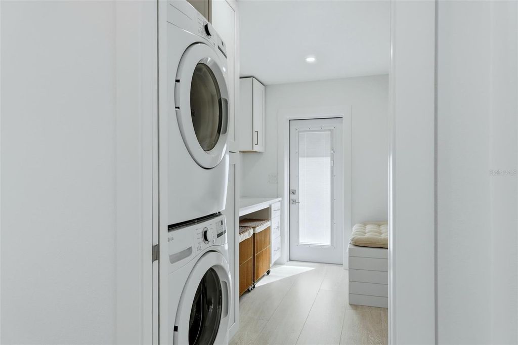 Image 37 of property listing at 2473 RINGLING BOULEVARD, Sarasota, FL 34237