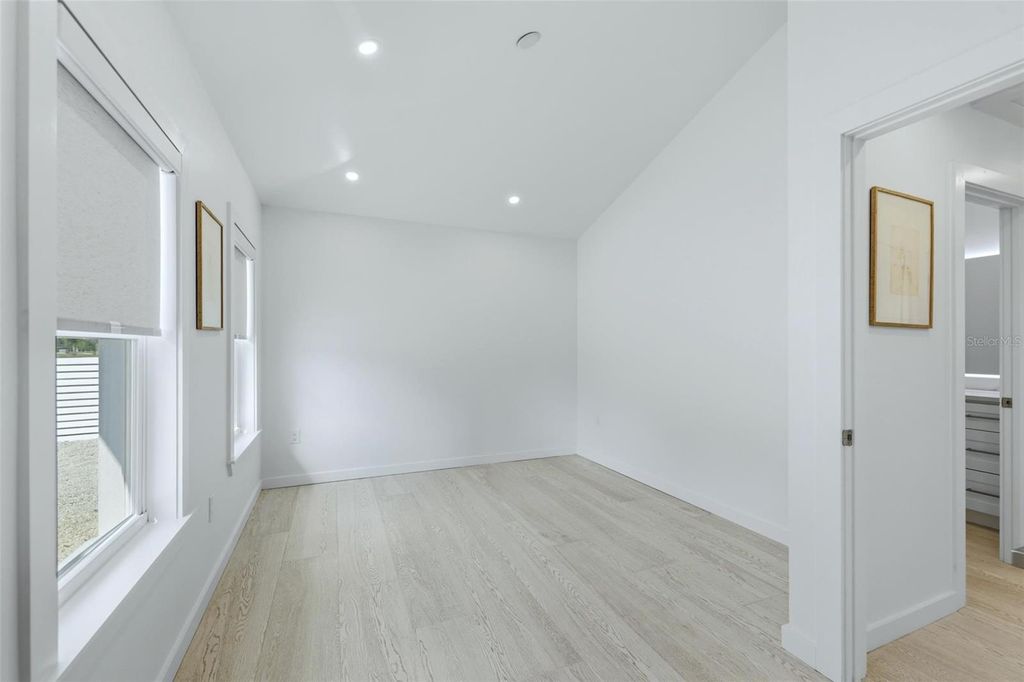 Image 39 of property listing at 2473 RINGLING BOULEVARD, Sarasota, FL 34237