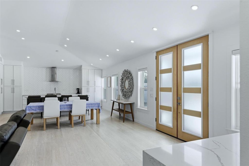 Image 9 of property listing at 2473 RINGLING BOULEVARD, Sarasota, FL 34237