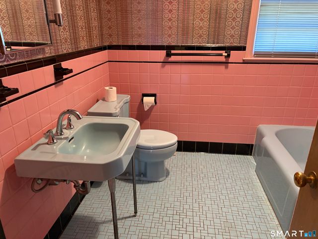 18 Four Rod Road, Hamden, CT 06514