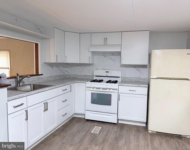 10 ASHWOOD DR, Pittsgrove, NJ 08318