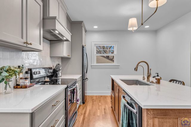 2716 SW 13th ST, Topeka, KS 66604