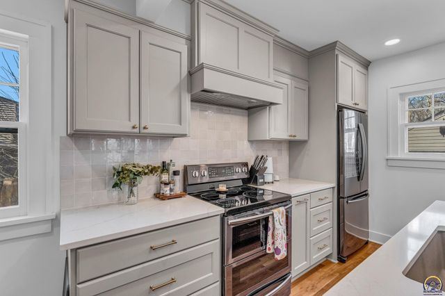 2716 SW 13th ST, Topeka, KS 66604