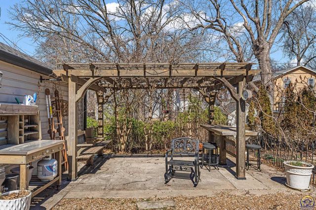 2716 SW 13th ST, Topeka, KS 66604