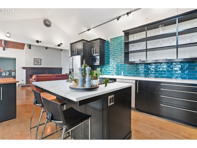 4068 Sw HEWETT Blvd, Portland, OR 97221