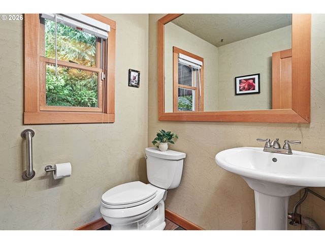 4068 Sw HEWETT Blvd, Portland, OR 97221