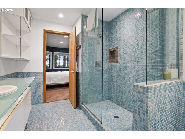 4068 Sw HEWETT Blvd, Portland, OR 97221