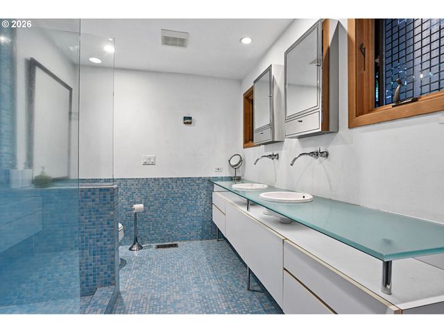 4068 Sw HEWETT Blvd, Portland, OR 97221