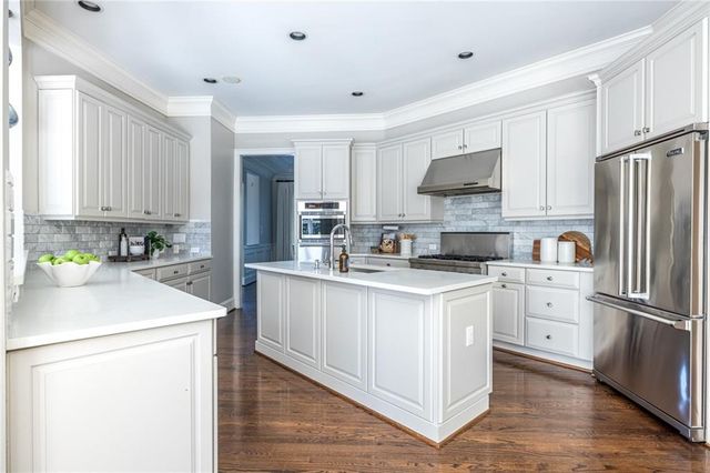825 Glengate Place, Atlanta, GA 30328
