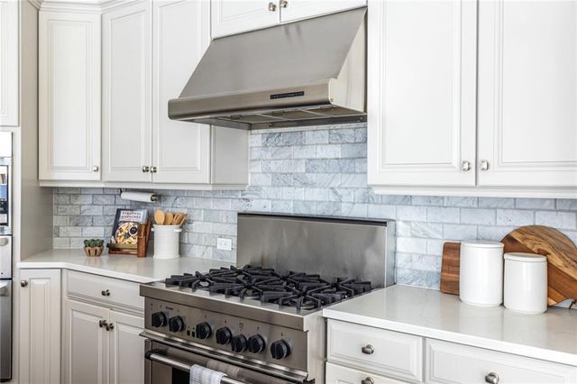 825 Glengate Place, Atlanta, GA 30328
