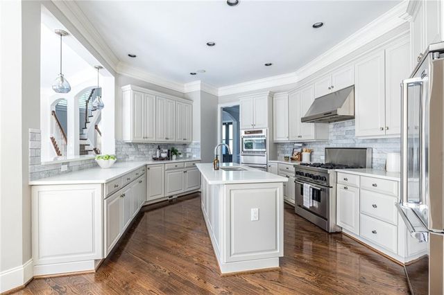 825 Glengate Place, Atlanta, GA 30328