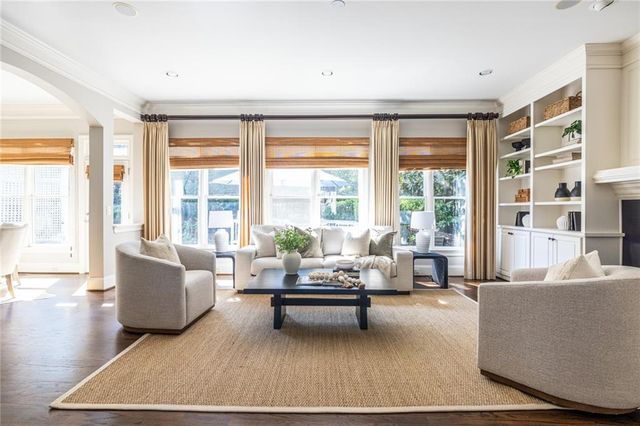 825 Glengate Place, Atlanta, GA 30328