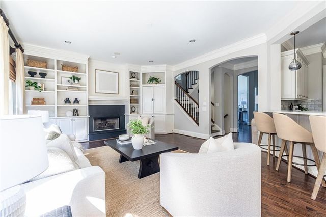 825 Glengate Place, Atlanta, GA 30328