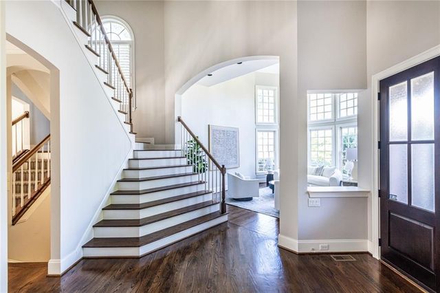 825 Glengate Place, Atlanta, GA 30328