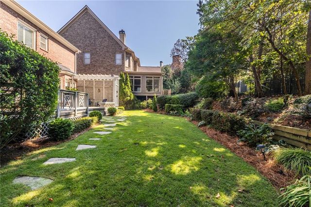825 Glengate Place, Atlanta, GA 30328
