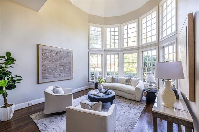 825 Glengate Place, Atlanta, GA 30328