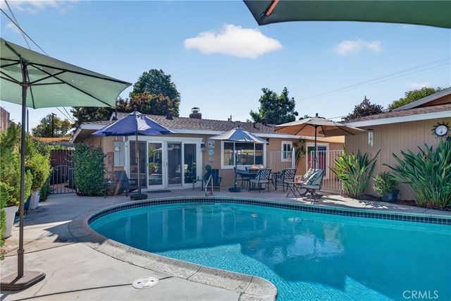 401 Robinhood Lane, Redlands, CA 92373