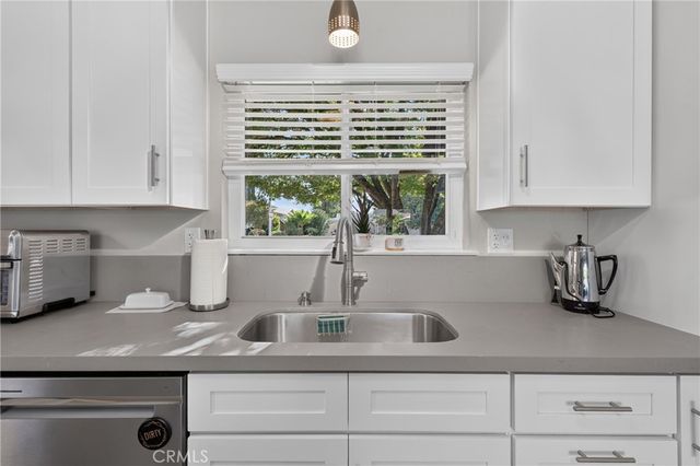 401 Robinhood Lane, Redlands, CA 92373