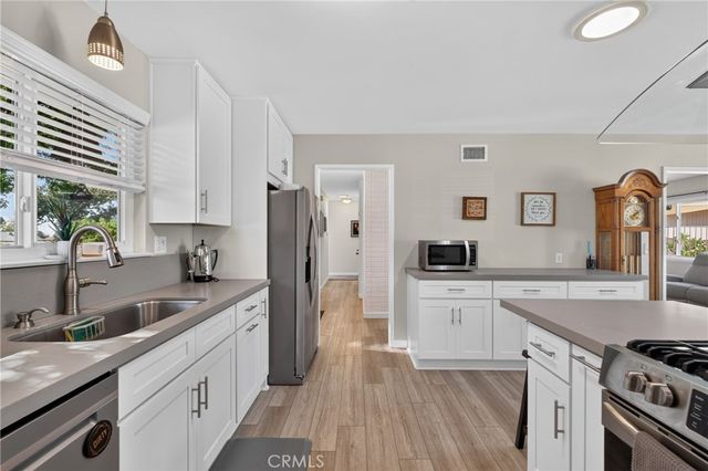 401 Robinhood Lane, Redlands, CA 92373
