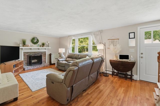 223 Plum Hollow Rd, Falmouth, MA 02536