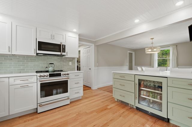 223 Plum Hollow Rd, Falmouth, MA 02536