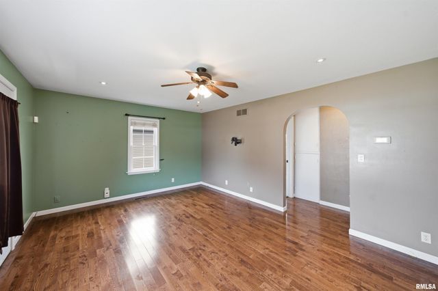 105 STERLING Street, Washington, IL 61571