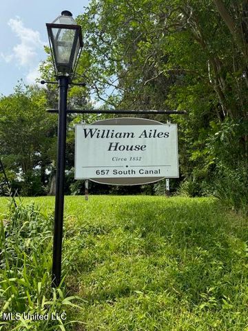 657 S Canal Street, Natchez, MS 39120