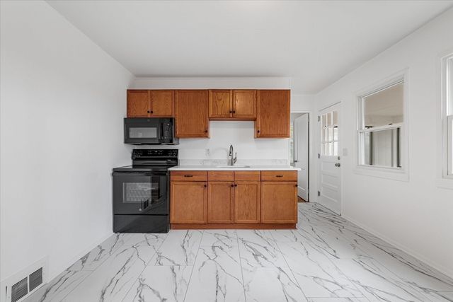 26 Roosevelt Dr, Southbridge, MA 01550