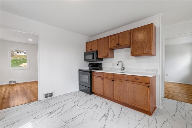 26 Roosevelt Dr, Southbridge, MA 01550