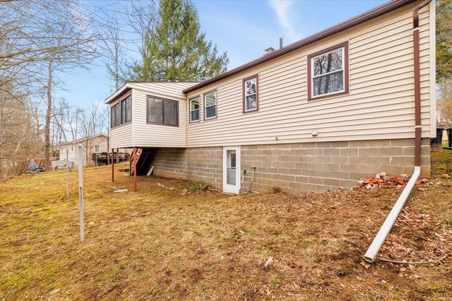 26 Roosevelt Dr, Southbridge, MA 01550