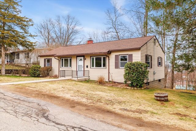 26 Roosevelt Dr, Southbridge, MA 01550