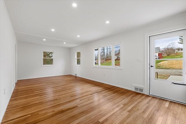 26 Roosevelt Dr, Southbridge, MA 01550