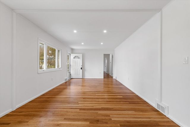 26 Roosevelt Dr, Southbridge, MA 01550