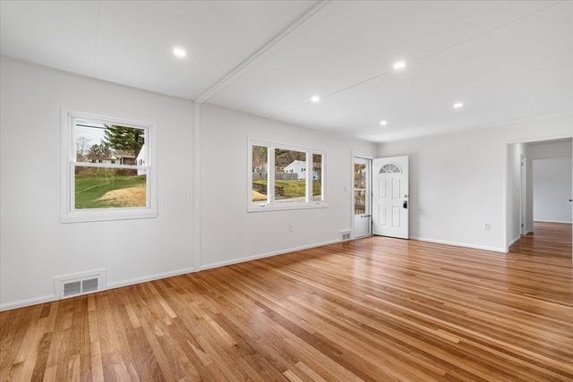 26 Roosevelt Dr, Southbridge, MA 01550