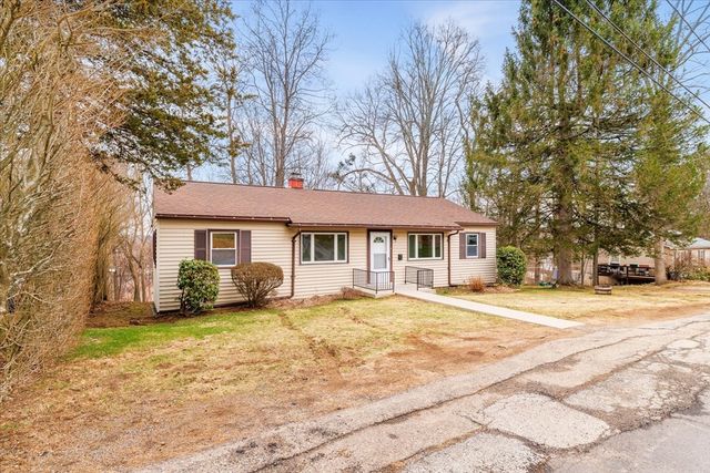26 Roosevelt Dr, Southbridge, MA 01550