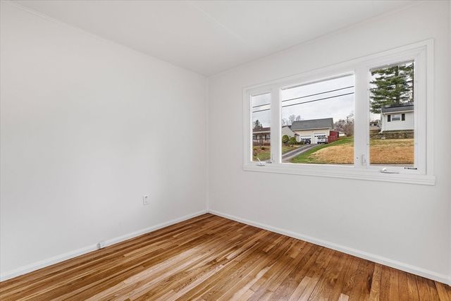 26 Roosevelt Dr, Southbridge, MA 01550