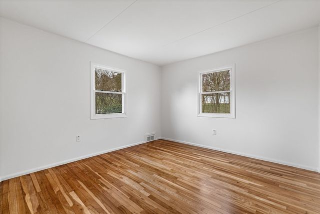 26 Roosevelt Dr, Southbridge, MA 01550