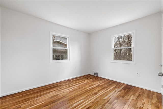 26 Roosevelt Dr, Southbridge, MA 01550