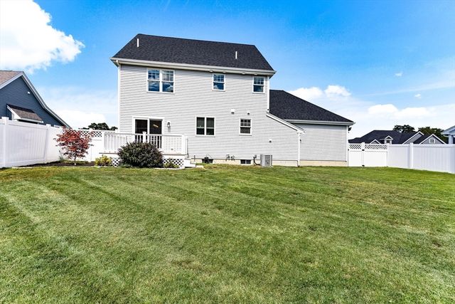 8 Bunker Ln, Lakeville, MA 02347
