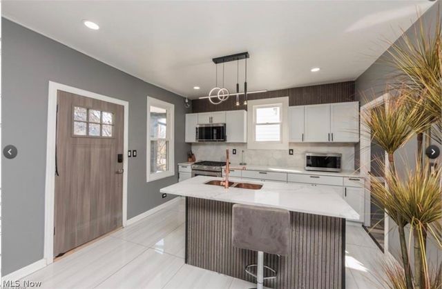 5811 Madison Avenue, Cleveland, OH 44102
