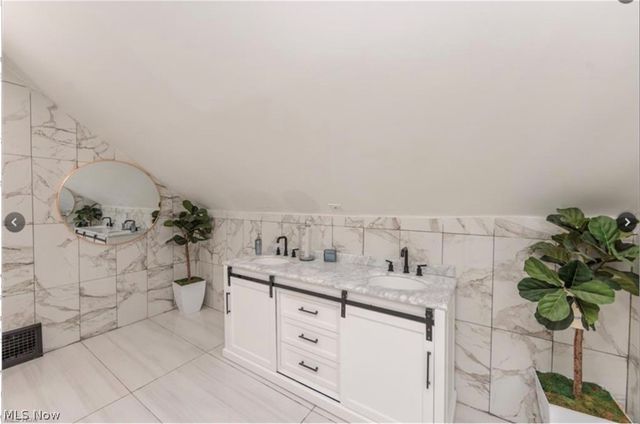 5811 Madison Avenue, Cleveland, OH 44102
