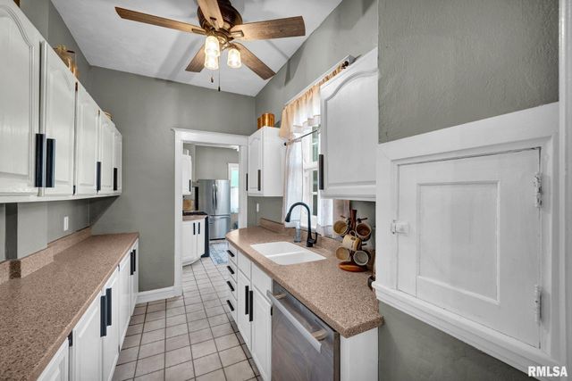423 W HIGH Street, Peoria, IL 61606