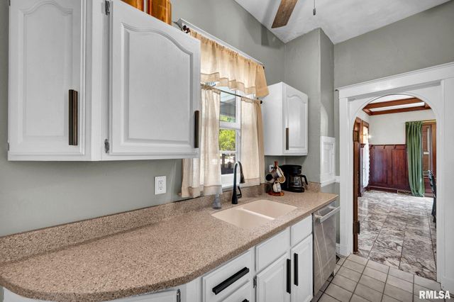 423 W HIGH Street, Peoria, IL 61606