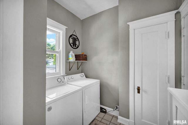 423 W HIGH Street, Peoria, IL 61606